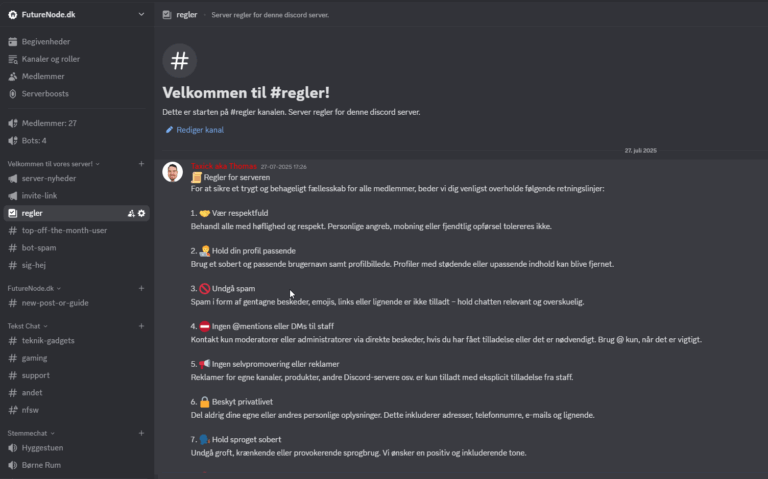 En Discord-kanal med navnet "#regler" viser serverregler på dansk med Discord-ikoner, der illustrerer hver regel, og en velkomstbesked øverst.