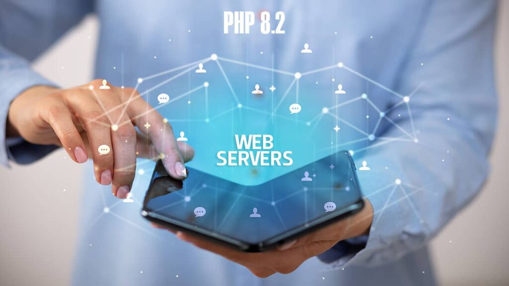 En person, der holder en mobiltelefon med ordene php 8.2 webservere.