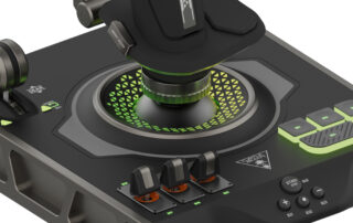 En gaming controller med en grøn knap på.