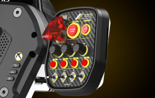 Et kontrolpanel med en rød knap og en gul knap til Turtle Beach VelocityOne Race i fuld fart.