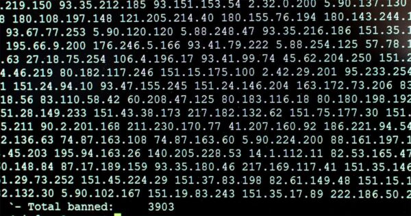 En computerskærm, der viser et stort antal tal genereret af Fail2ban.