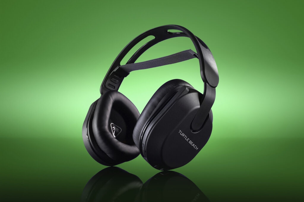 Turtle Beach sorte over-ear-hovedtelefoner med et slankt design sat mod en levende grøn baggrund.