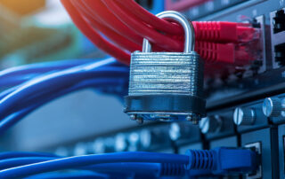 Hængelås på netværkskabler forbundet til en server med UFW for cybersikkerhed i et datacenter.