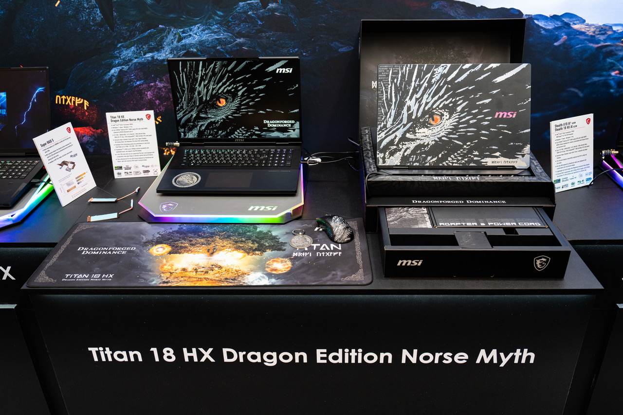 Fremviser MSI Titan 18 HX Dragon Edition Norse Myth bærbare computere, med NVIDIA GeForce RTX 50-grafik, sammen med en elegant mus og emballage på et bord. Denne fantastiske skærm debuterede på CES 2025 og fangede den banebrydende innovation og design synonymt med MSI bærbare computere.