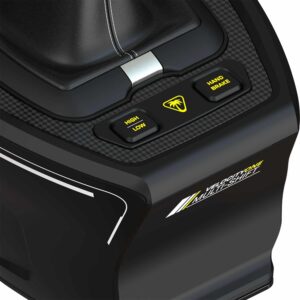 Et nærbillede af en gearskifter i bilen afslører knapper mærket "Høj", "Lav" og "Håndbremse", sat mod et iøjnefaldende sort og gult VelocityOne-design.