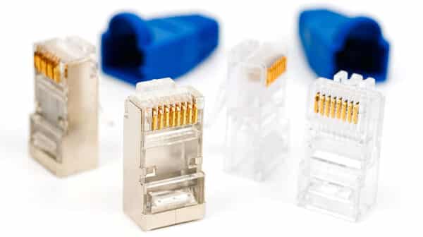 En gruppe computerkabler, herunder et netværkskabel, er afgørende for tilslutningsmulighederne - brug vores netværkskabelguide til at identificere eller samle netværkskabler effektivt.